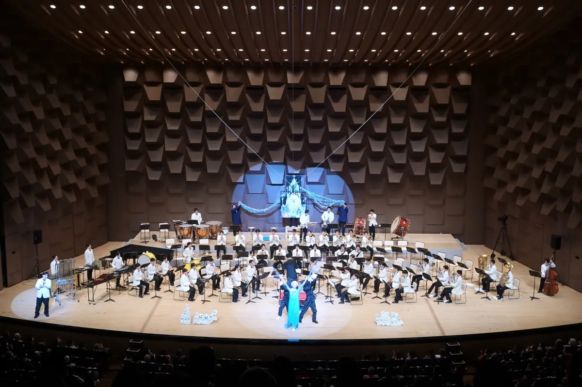 照明演出の中で演奏する淀工吹奏楽部のステージ
